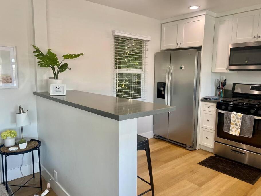 Steps To The Beach, Pacific And Main Street - #5 Apartment *