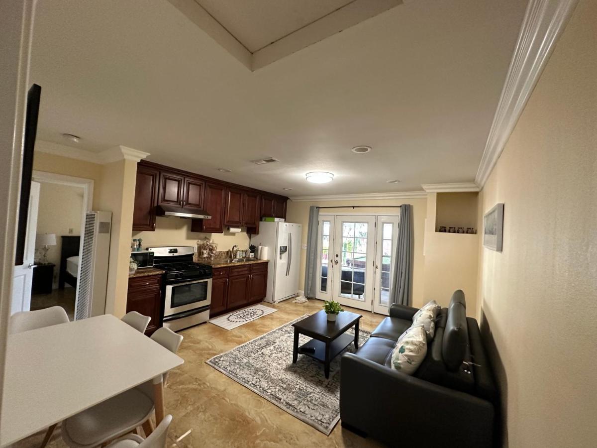Huntington Adorable 2 Bedrooms, 2 Bathrooms Apartment