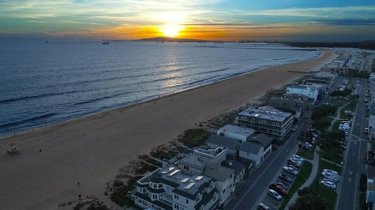 Holiday home 3 Bedroom 2 Bath Beachfront Huntington Beach