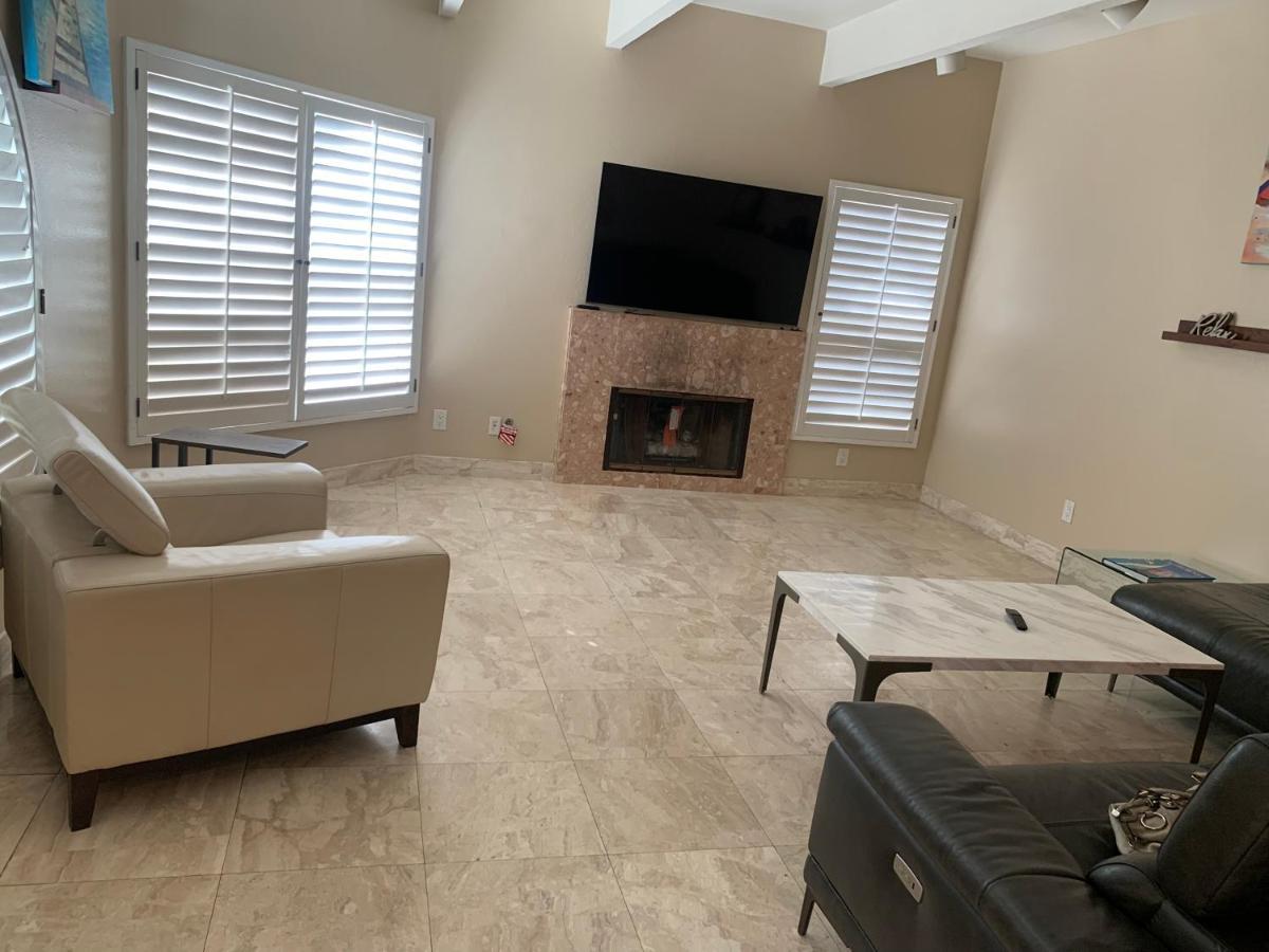 Pacific Breeze Right Next To Huntington Pier! Steps From Beach!! Holiday home Huntington Beach
