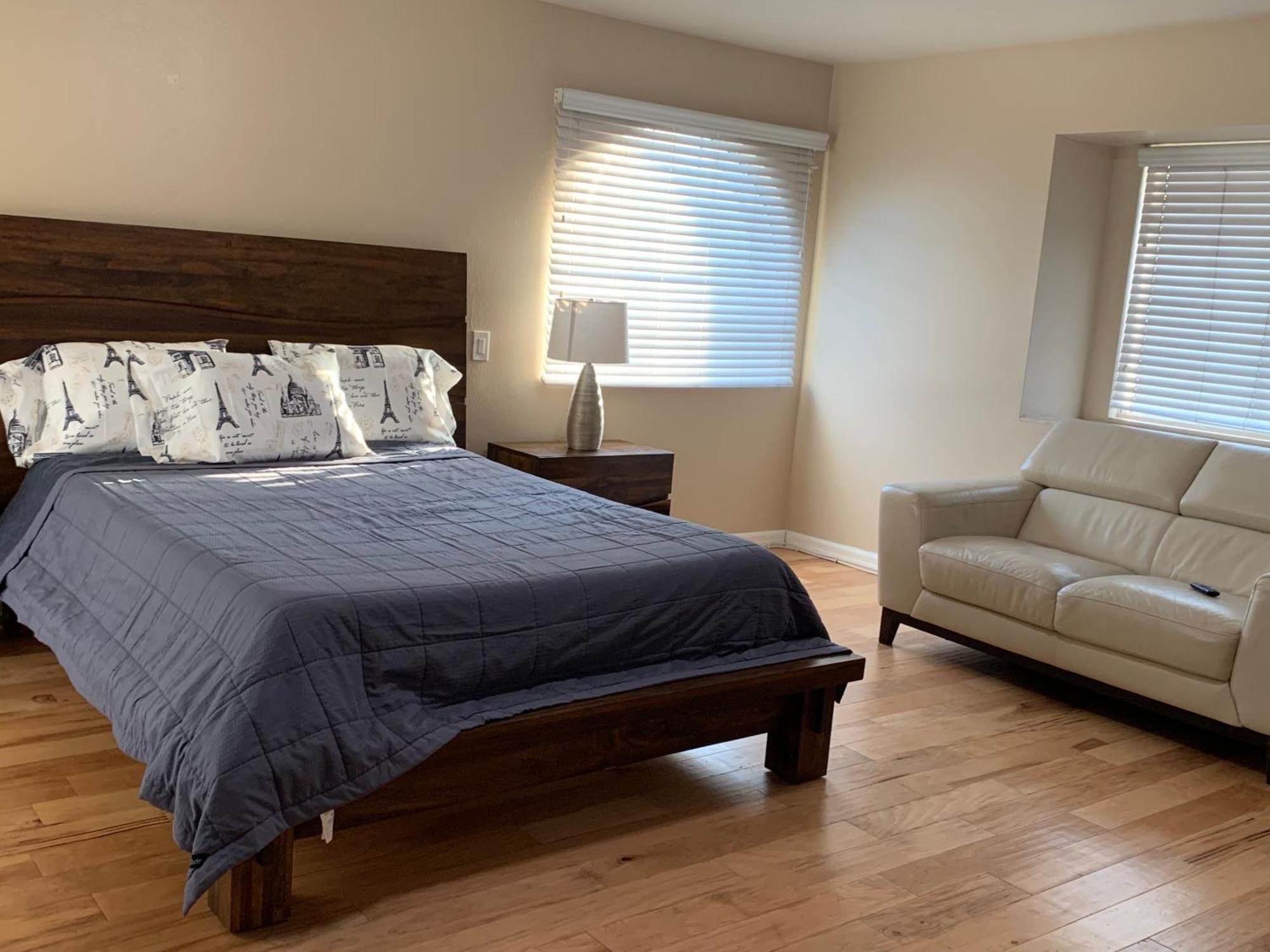 Pacific Breeze Right Next To Huntington Pier! Steps From Beach!! * Huntington Beach