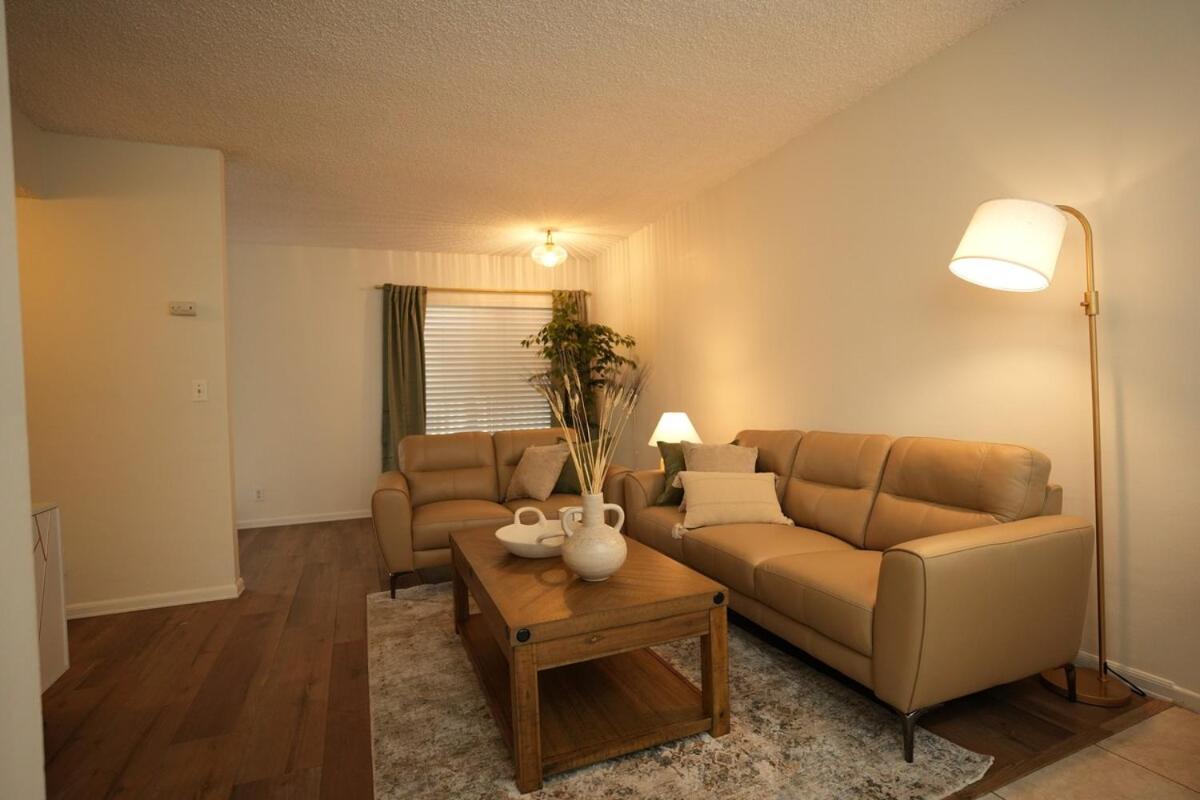 Entire Stylish 2-bedroom Townhouse, & * Huntington Beach