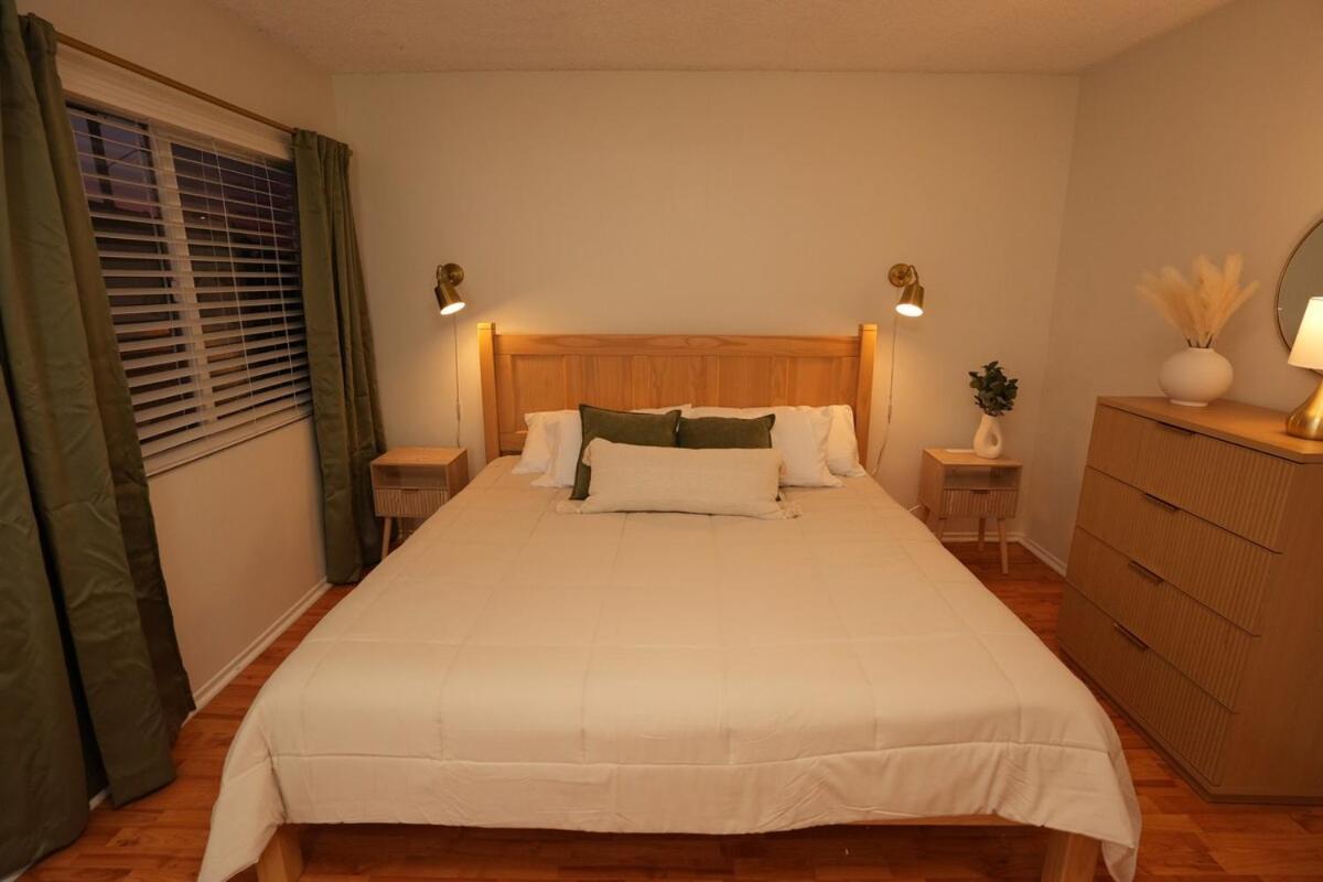 Entire Stylish 2-bedroom Townhouse, & Apartment *