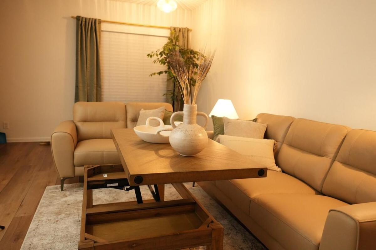 Entire Stylish 2-bedroom Townhouse, & Apartment
