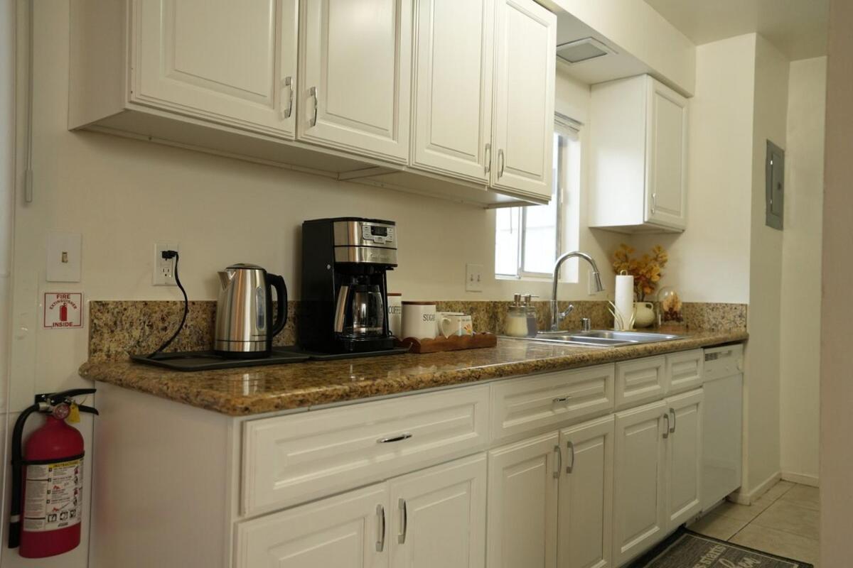 Apartment Entire Stylish 2-bedroom Townhouse, & *