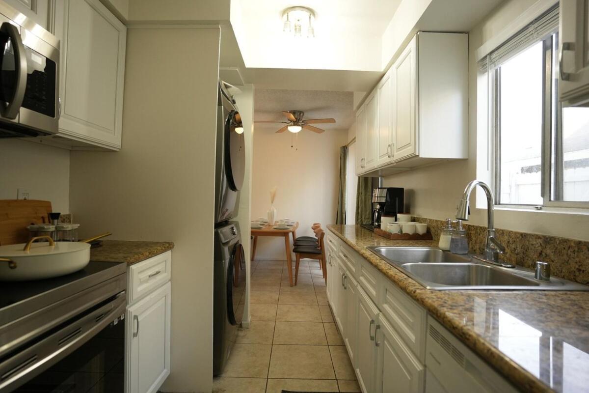 Entire Stylish 2-bedroom Townhouse, & Huntington Beach