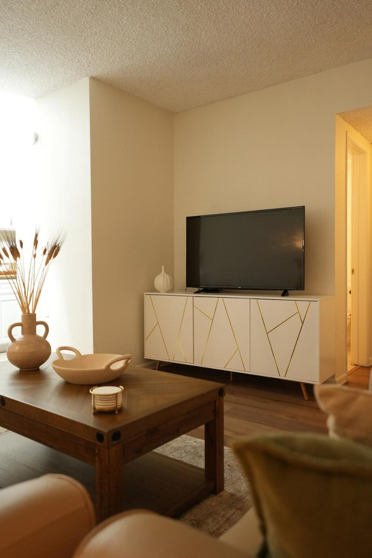 Entire Stylish 2-bedroom Townhouse, & Apartment Huntington Beach