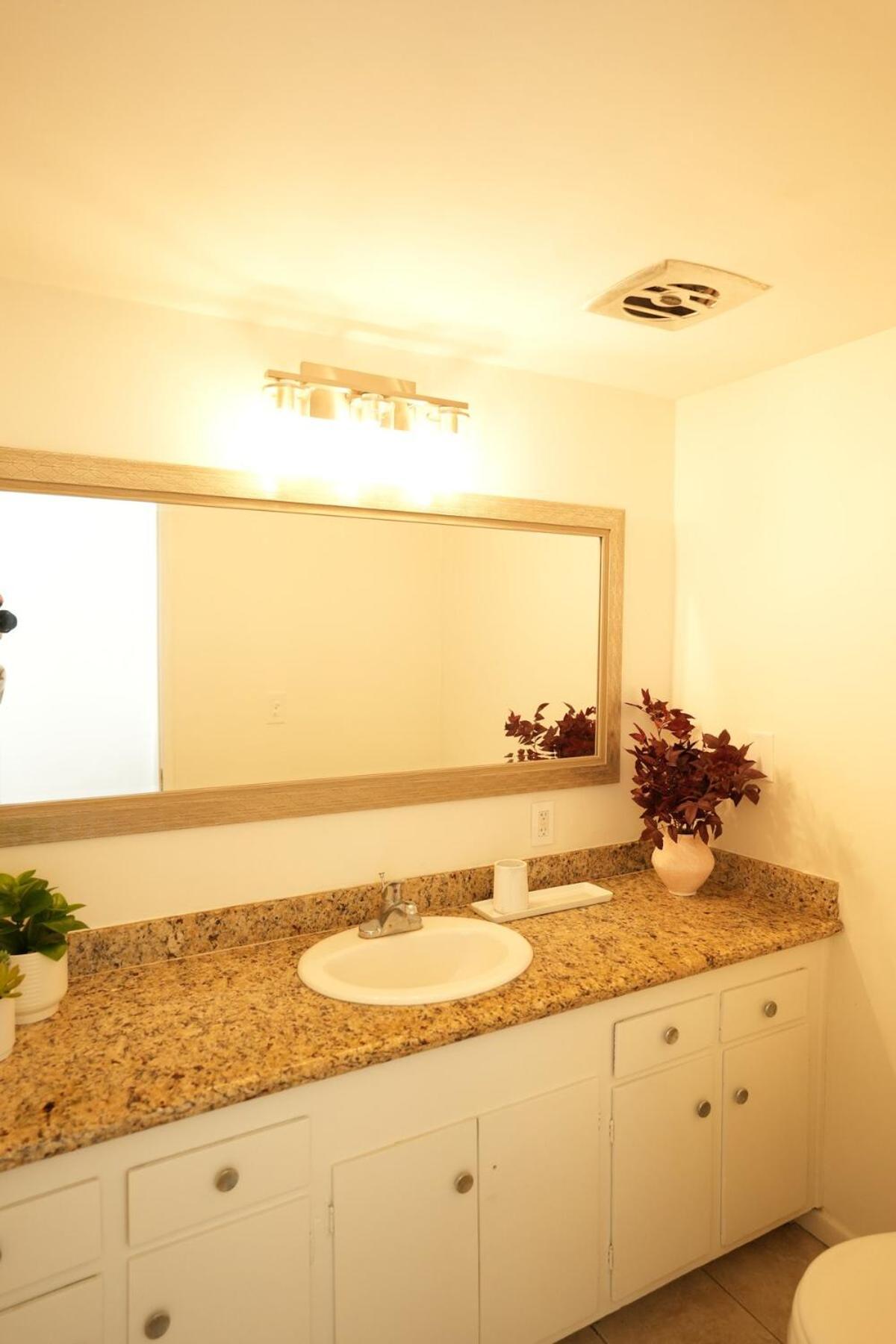 Entire Stylish 2-bedroom Townhouse, & Huntington Beach