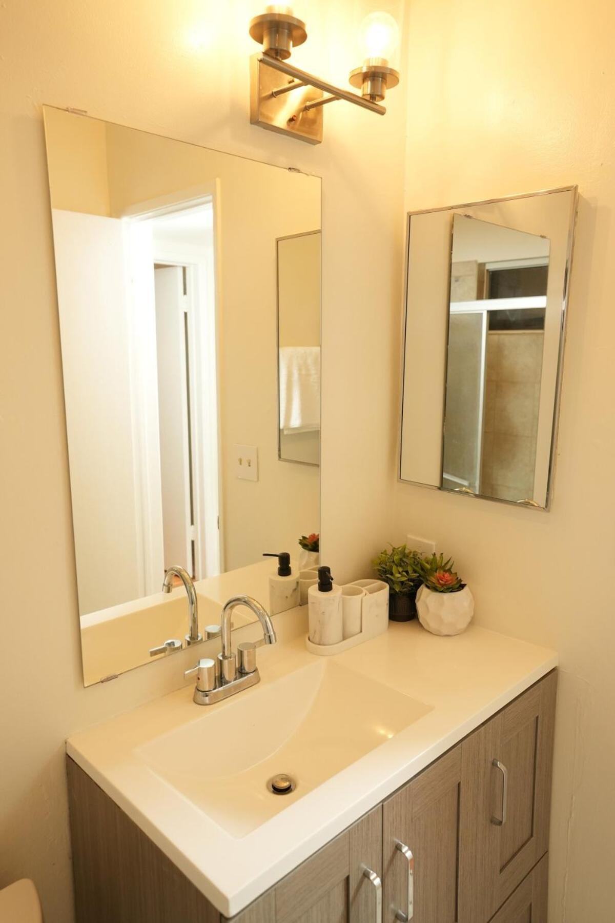 Apartment Entire Stylish 2-bedroom Townhouse, &