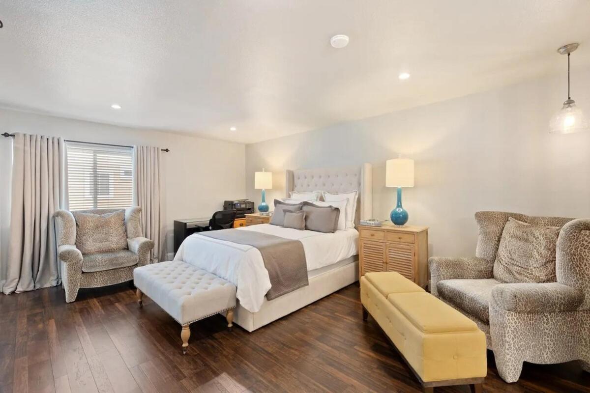 Elegant Living, Just Blocks To The * Huntington Beach