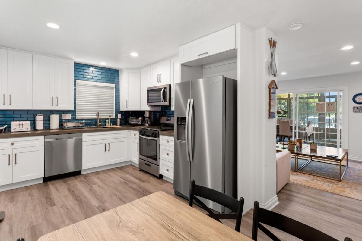 Fully Remodeled Cheerful 4-bedroom Close To Beach! Holiday home
