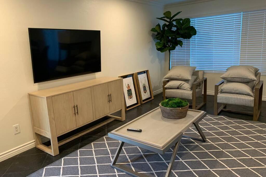 Center - Pool, Patio & Close To Beach! Villa Huntington Beach