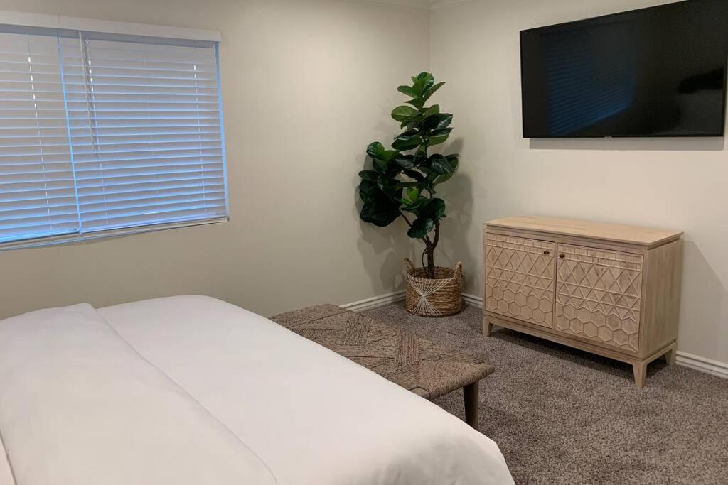 Center - Pool, Patio & Close To Beach! Huntington Beach