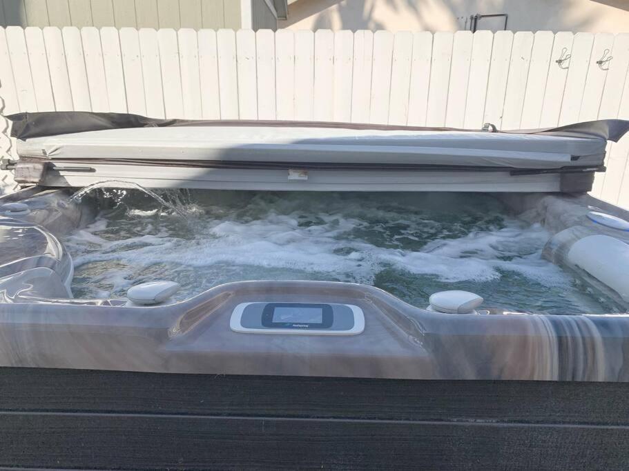 Hot Tub . Near Freeway . Quick 2 Theme Parks/beach Holiday home *