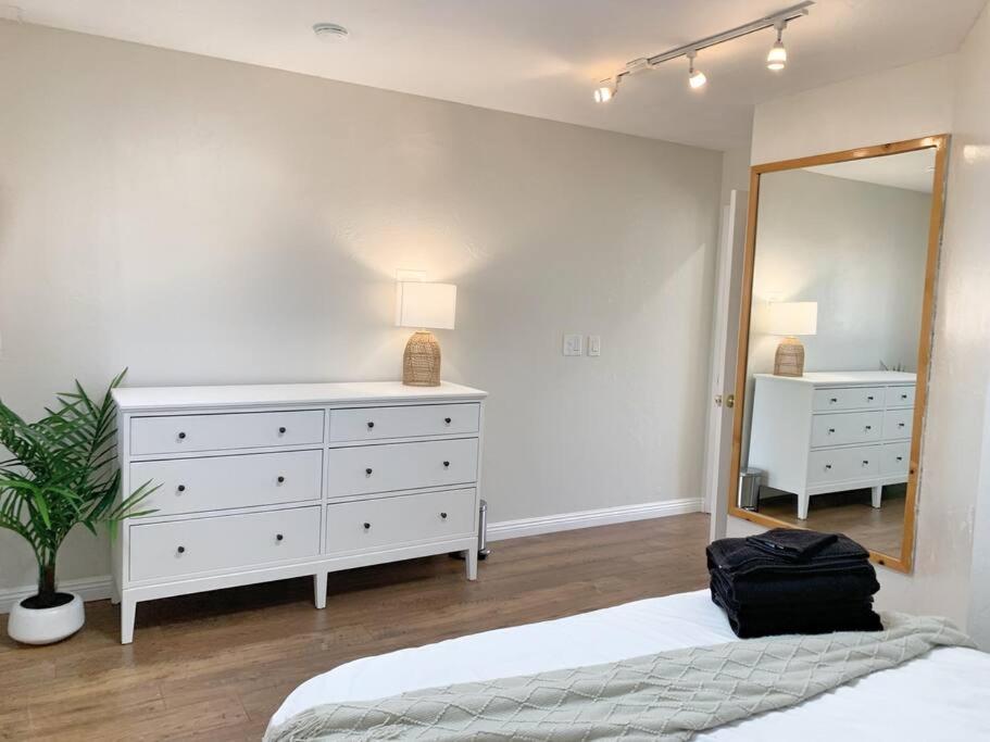 Hot Tub . Near Freeway . Quick 2 Theme Parks/beach Holiday home Huntington Beach
