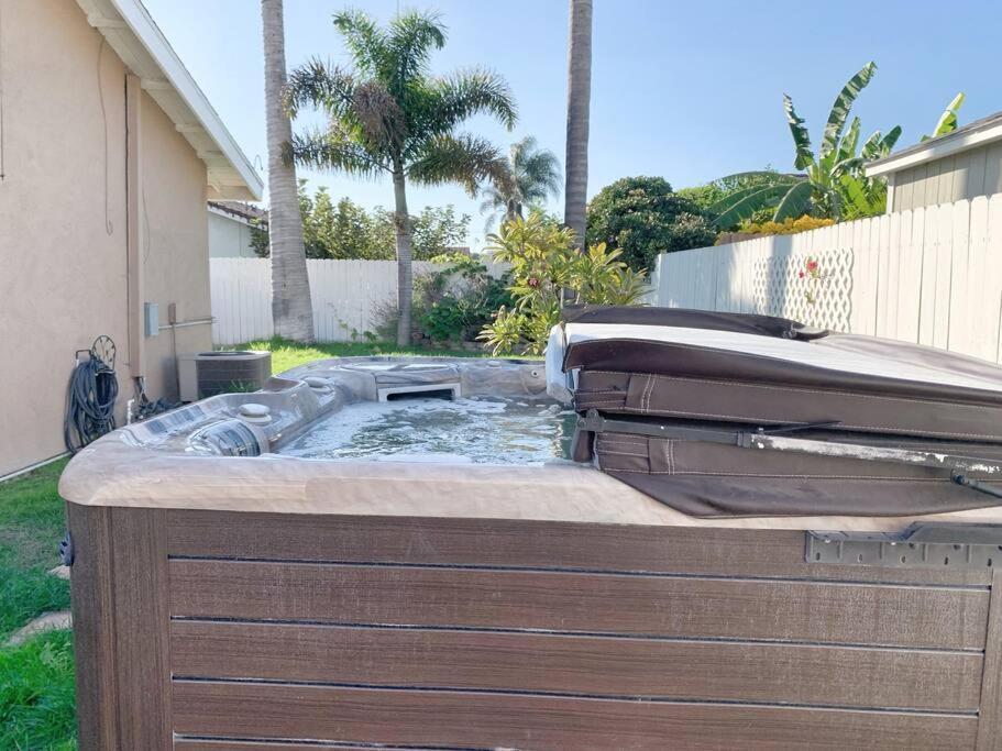 Hot Tub . Near Freeway . Quick 2 Theme Parks/beach * Huntington Beach