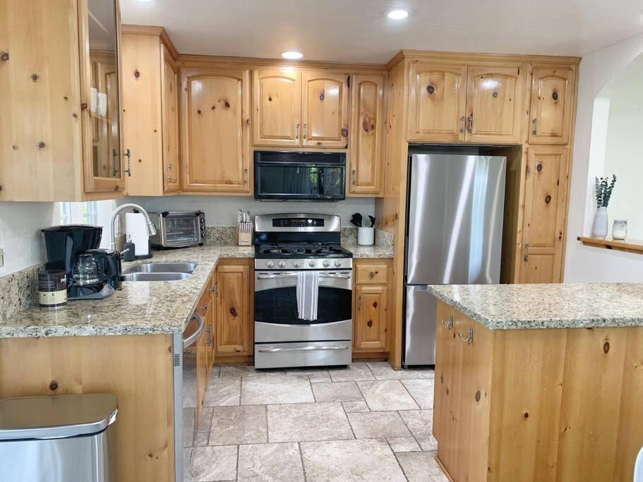 Hot Tub . Near Freeway . Quick 2 Theme Parks/beach Holiday home *