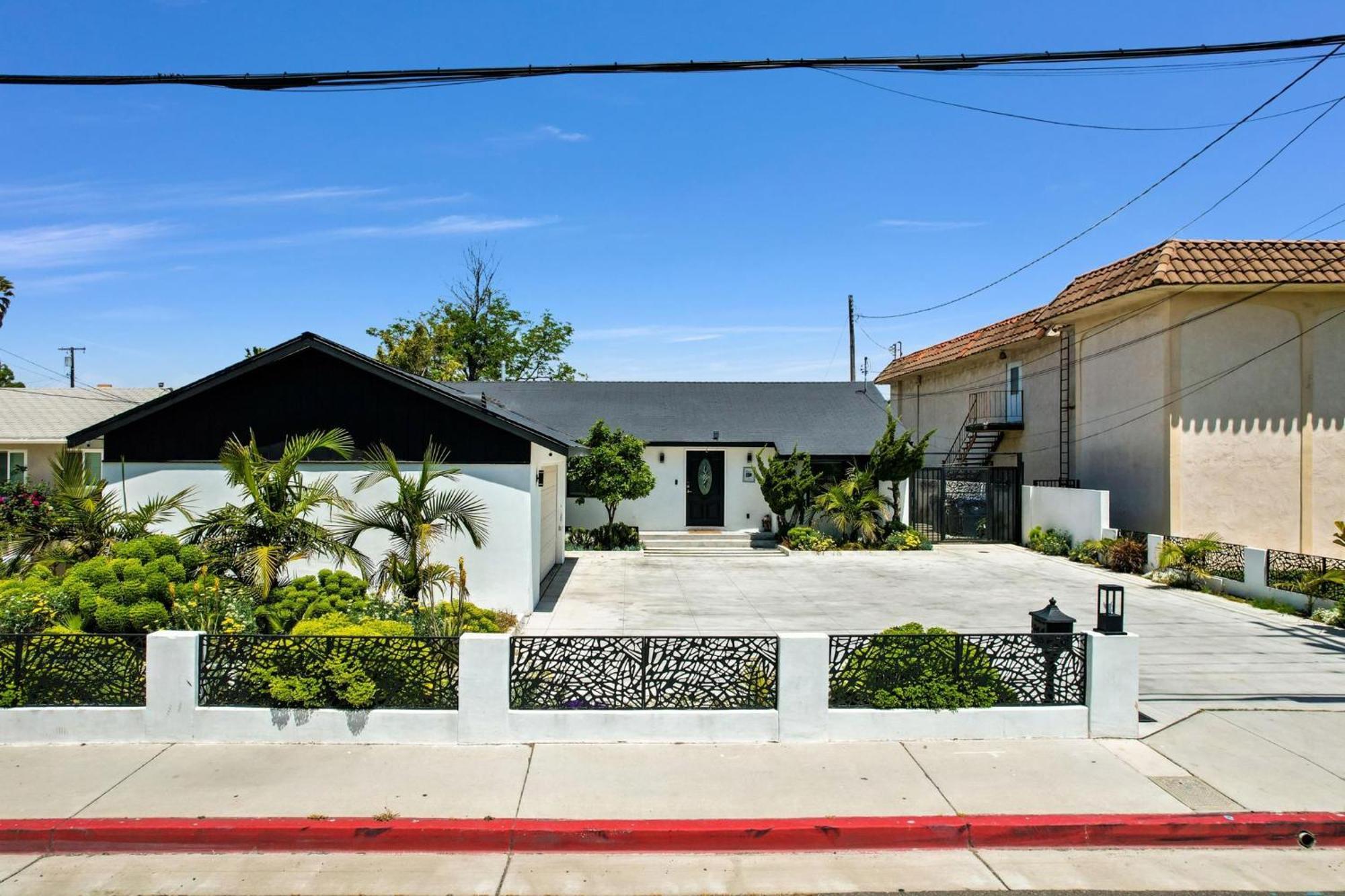 Luxury 4 Bedroom Villa *