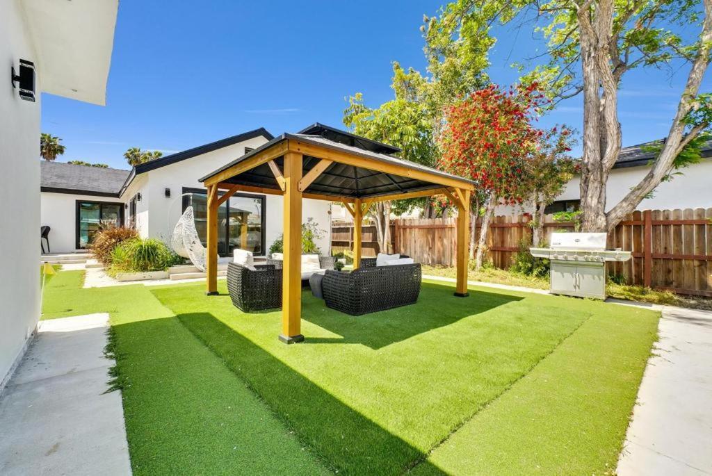 Luxury 4 Bedroom *