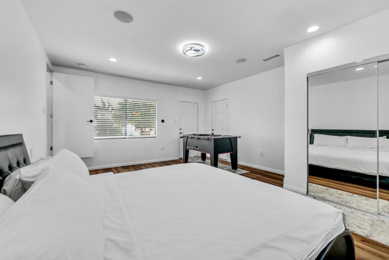 Luxury 4 Bedroom *