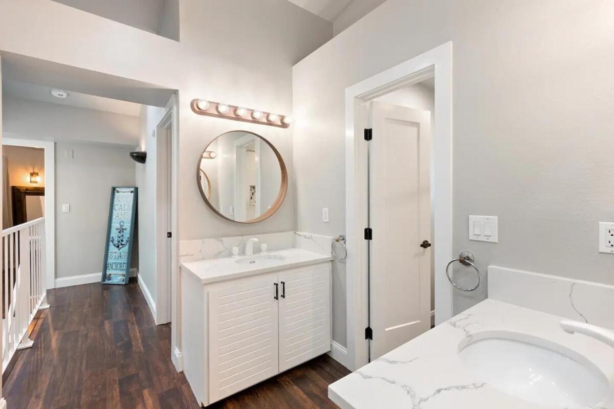 Elegant Living, Just Blocks To The Holiday home