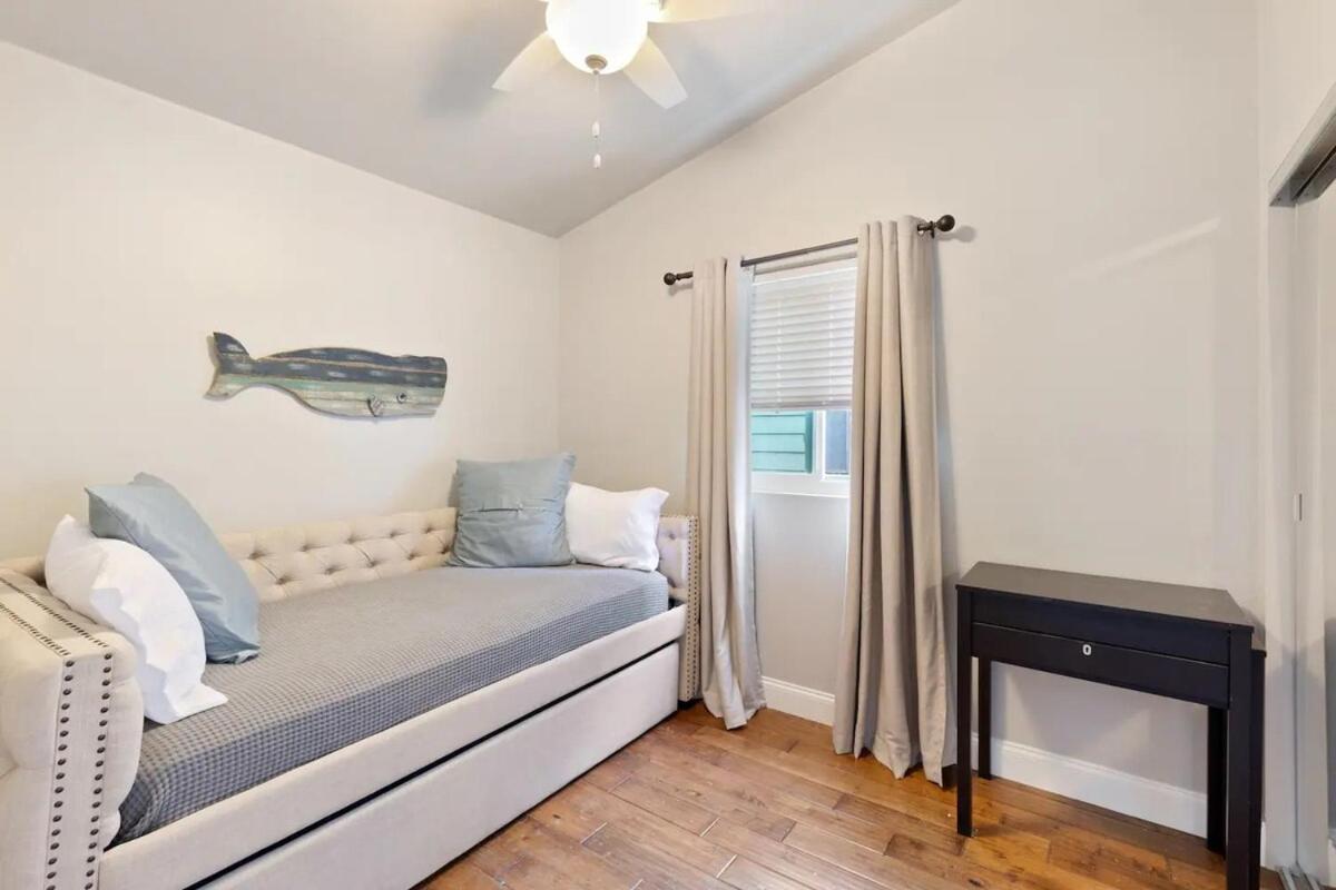Elegant Living, Just Blocks To The Holiday home *