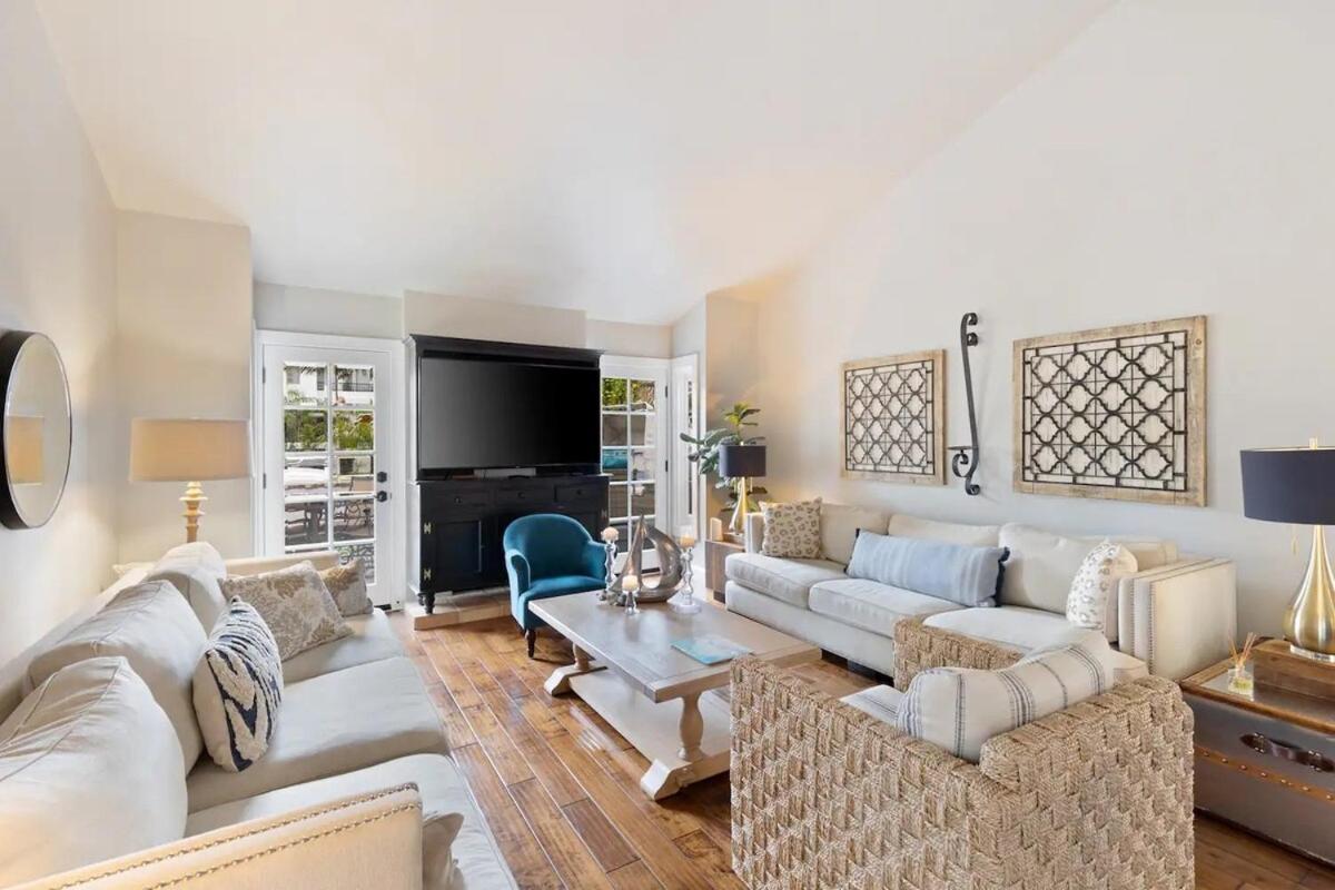 Elegant Living, Just Blocks To The Holiday home