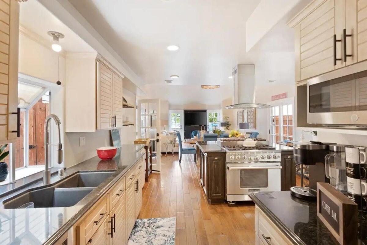 Holiday home Elegant Living, Just Blocks To The Huntington Beach