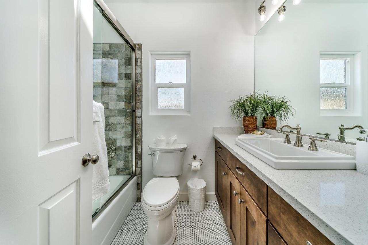 The White House With Spa, Bikes And Steps To The And Down Town Main Street Shops And Dining * Huntington Beach